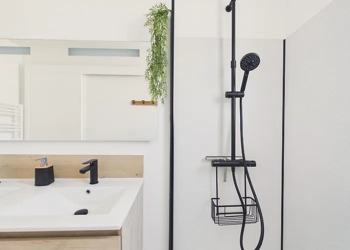 Hébergement de vacances Jardin Et Véranda, à 500 M, Maison Pour 4